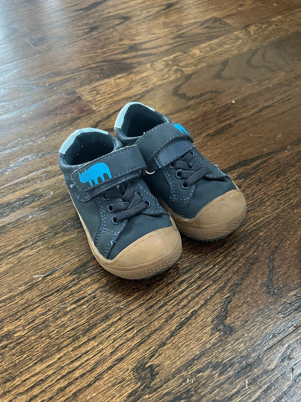 Dream Pairs Navy Sneakers with Brown Toe and Blue Accent